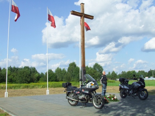 Ossów. Krzyż upamiętnia miejsce śmierci księdza Ignacego Skorupki